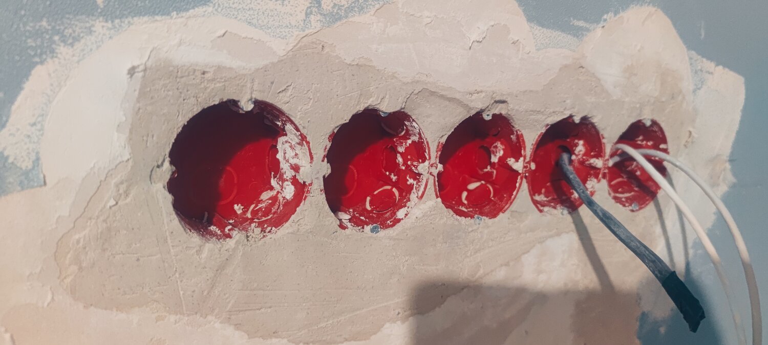 подрозетник, сквозные подрозетники, подрозетник в стене, монтаж розеток, штробление подрозетник шнайдер