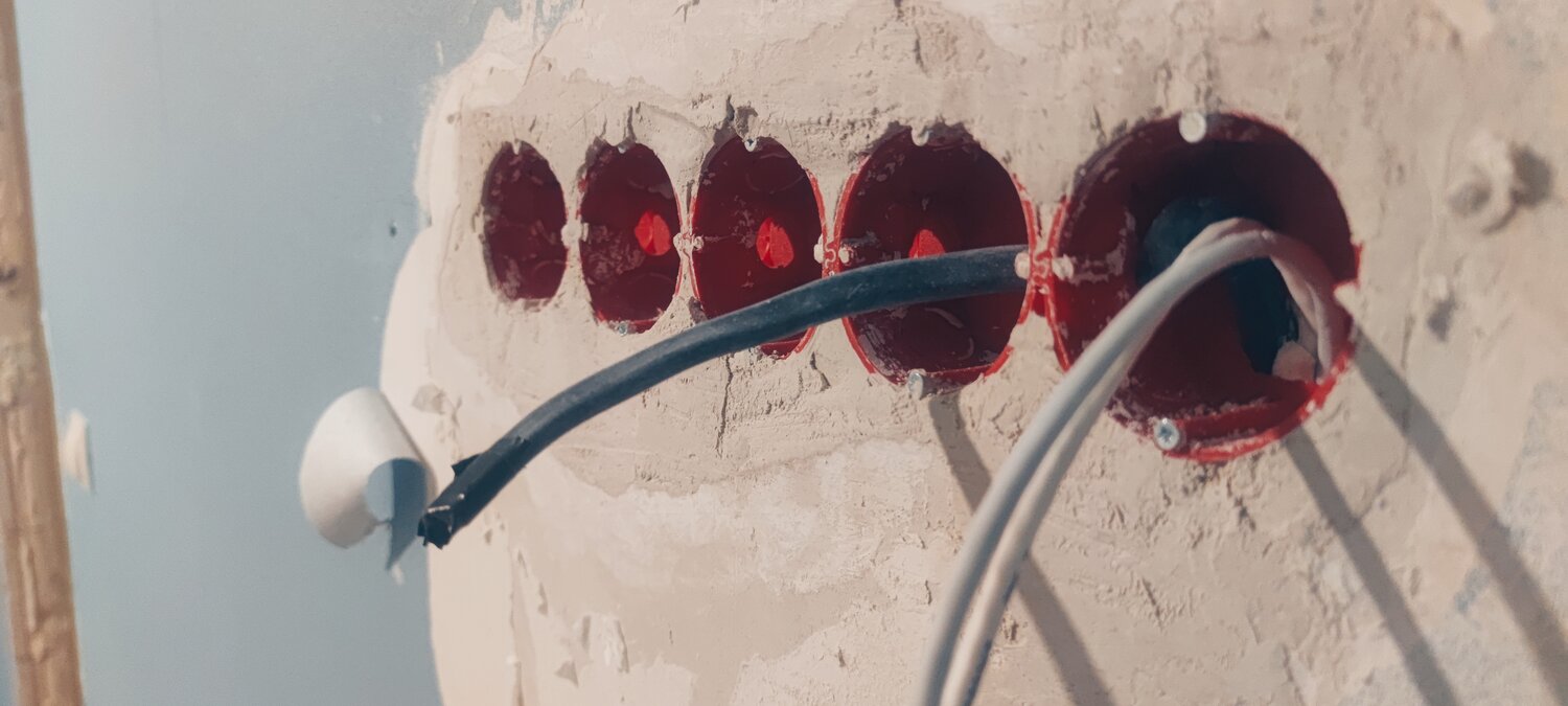 подрозетники, монтаж розеток, установка розеток, подрозетник в стене, монтаж подрозетников