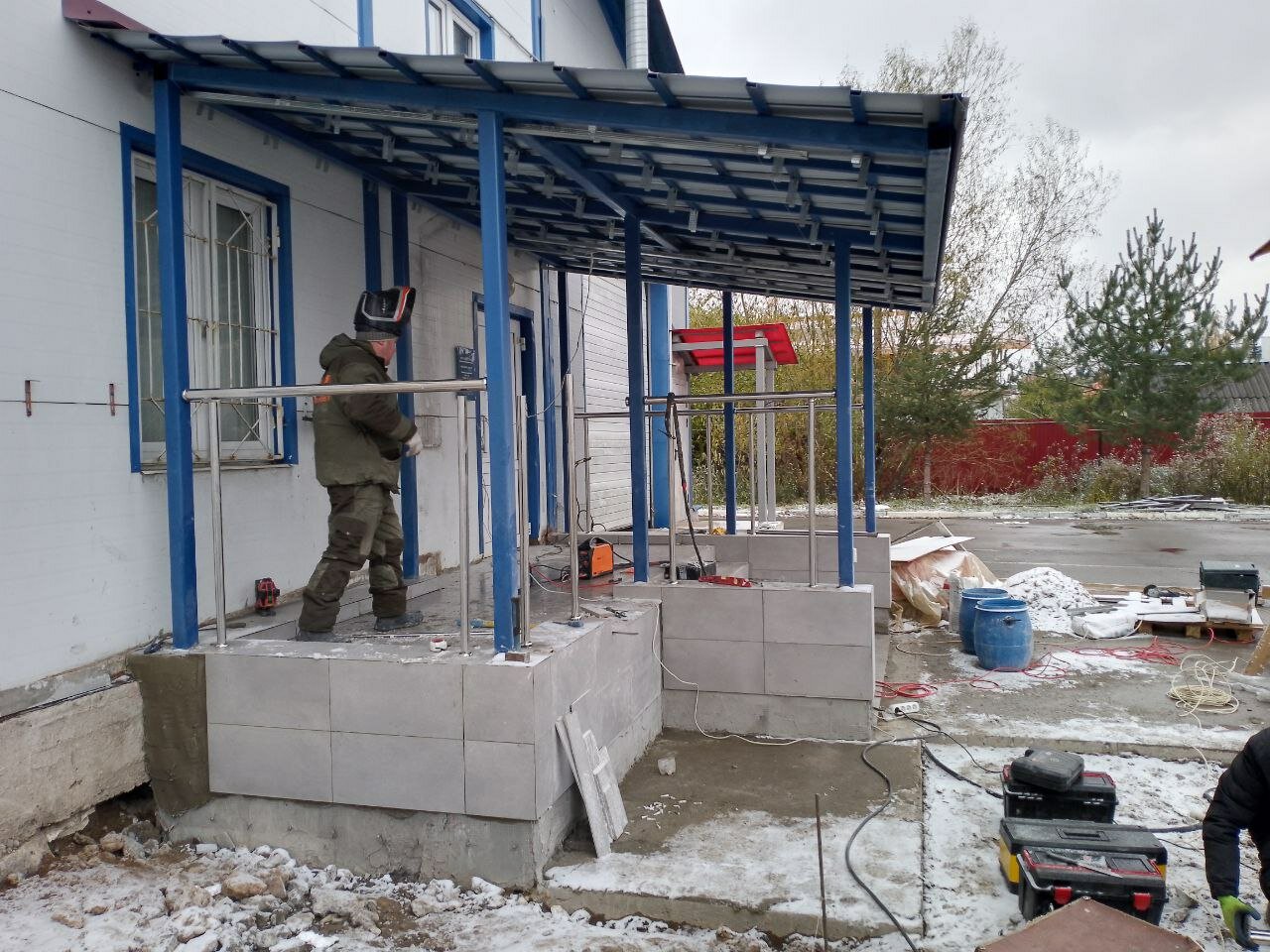 пристроить крыльцо к дому, закрытое крыльцо в частном доме, террасы и веранды, закрытое крыльцо для частного дома, остекление крыльца