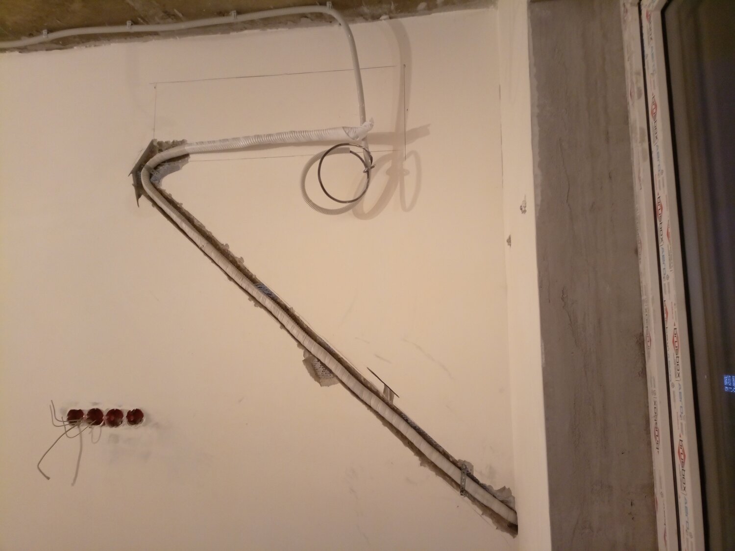 штроба, монтаж кондиционера, штроба под трассу сплит системы, монтаж магистрали сплит системы в штробу, установка кондиционера