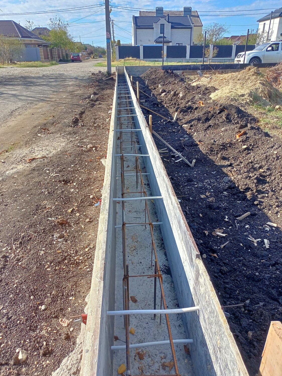 фундамент под забор, ленточный фундамент, фундамент забора, монолитный фундамент, фундамент