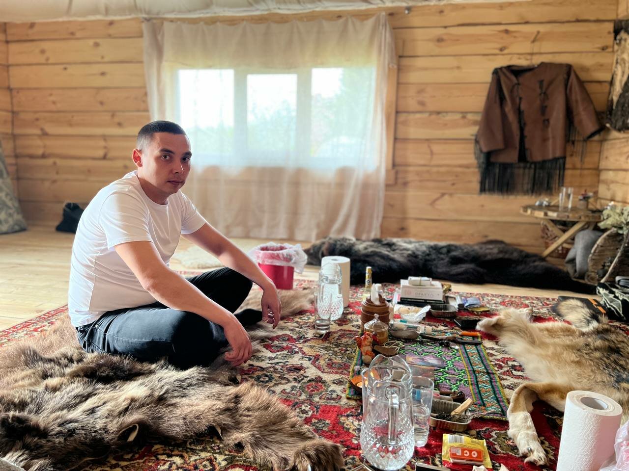 жизнь в тайге, мужчина, изба в тайге, в деревне, петр живет в тайге