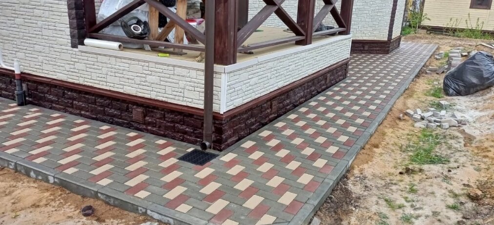 отмостка из брусчатки, отмостка вокруг дома из тротуарной плитки, отмостка из тротуарной плитки, отмостка из плитки вокруг дома, плитка для отмостки вокруг дома