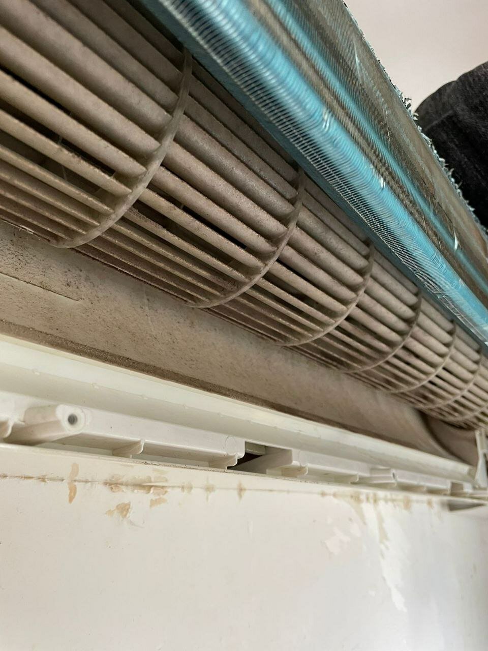 грязный внутренний блок кондиционера, сплит системы кондиционирования, кондиционер, чистка сплит систем, испаритель кондиционера сплит системы