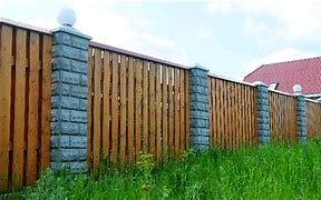 забор деревянный вертикальный, варианты забора для частного, каменно деревянный забор, штакетник для забора, заборы из металлического штакетника