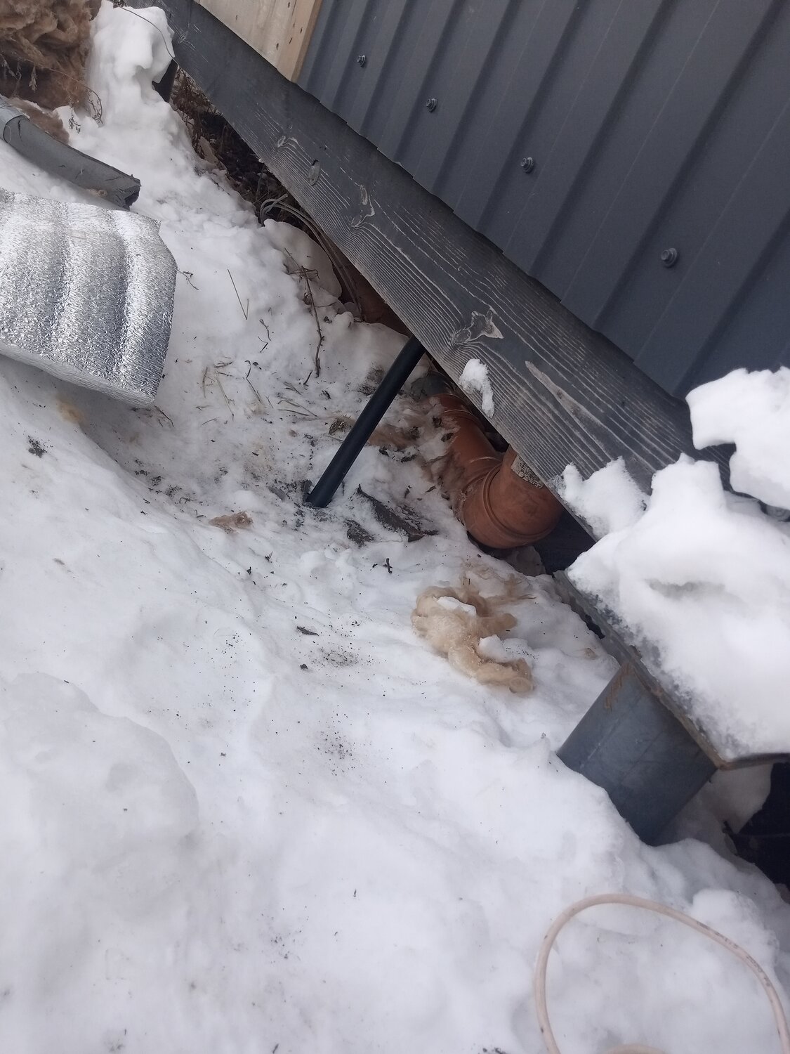 через забор, замело снегом, человек, установка водостока, фундамент на винтовых сваях