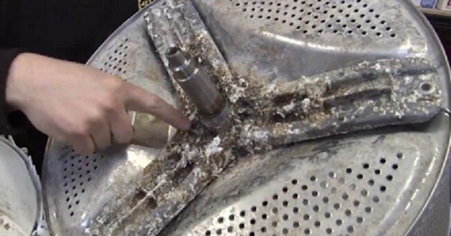 барабан стиральной машины, из барабана стиральной машины, стиральная машина, сломанная крестовина стиральной машины, накипь в стиральной машине