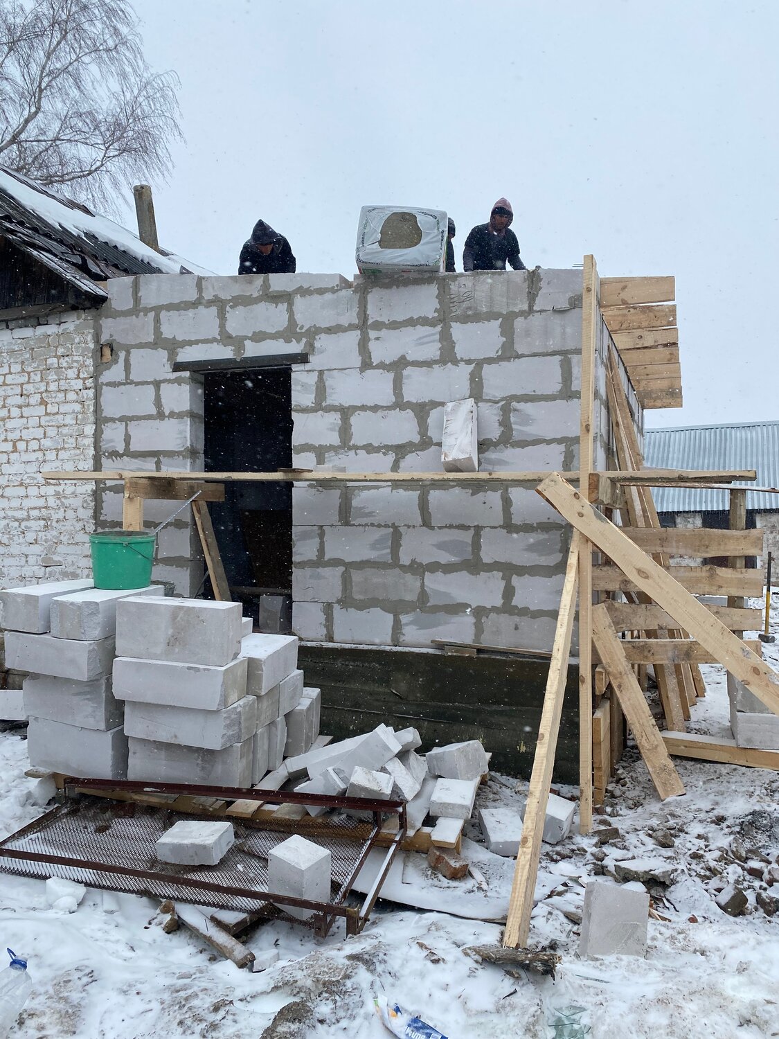 пристройка из газоблока, пристройка из пеноблоков, газобетон, фронтон из газоблока, кладка газоблока