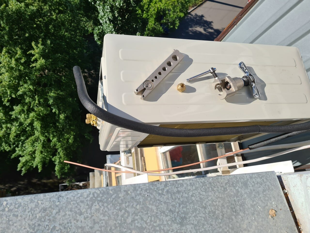 установленный кондиционер, наружный блок кондиционера, домашний кондиционер, монтаж, перекачка фреона в наружный блок кондиционера