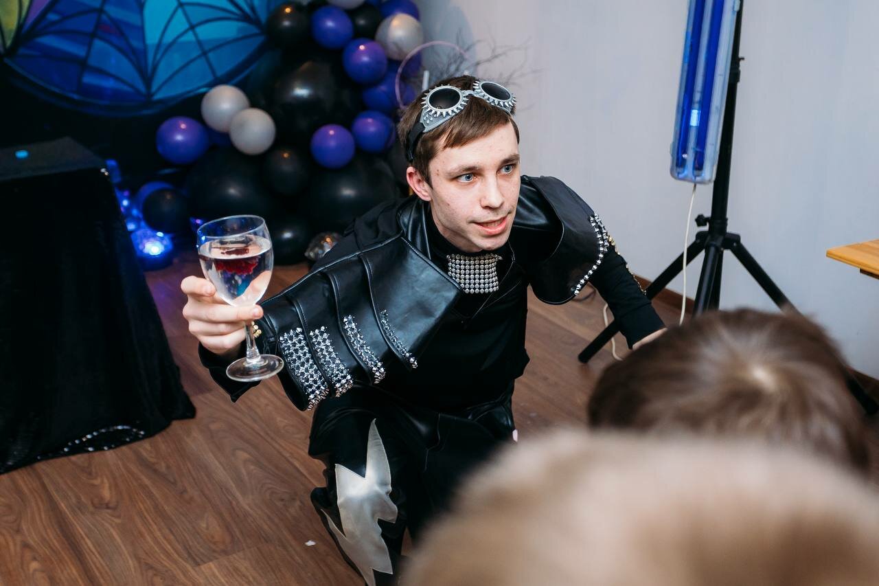 световое шоу, фокусник, фокусник иллюзионист, парень, шоу