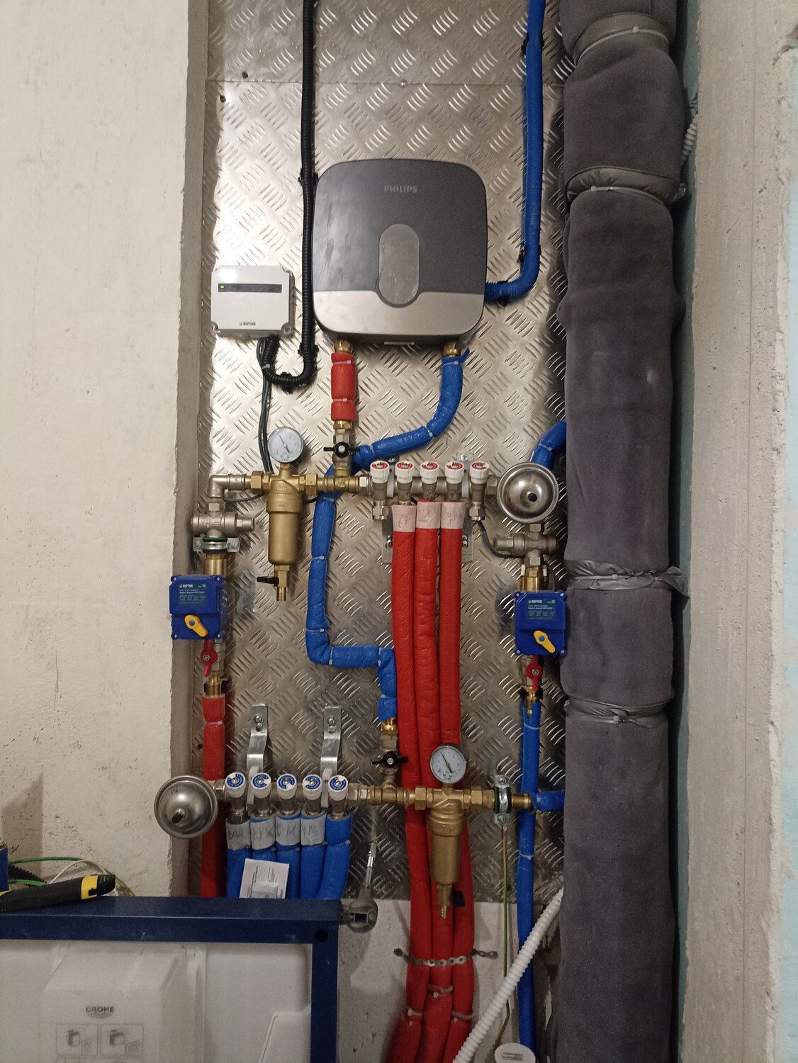 разводка водоснабжения, коллекторная разводка труб водоснабжения, монтаж водопровода, монтаж водоснабжения, коллекторный узел водоснабжения рехау