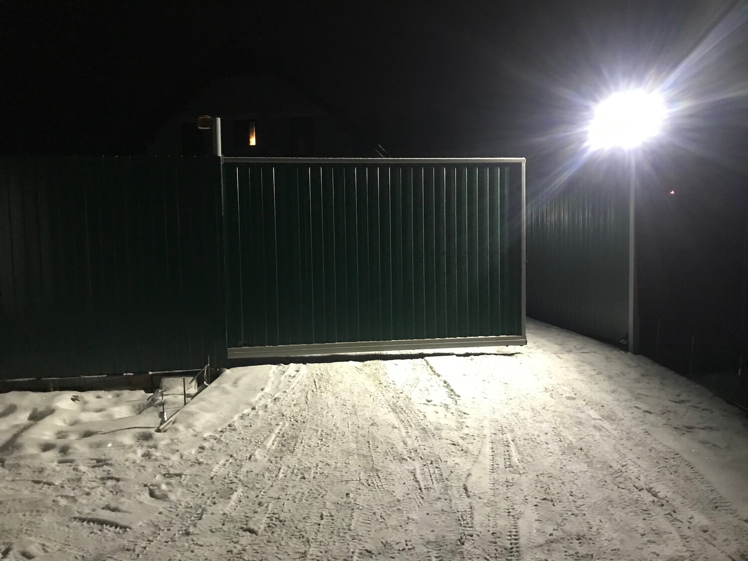 откатные ворота, светодиодные противотуманные фары, монтаж заборов, освещение забора, строительство заборов