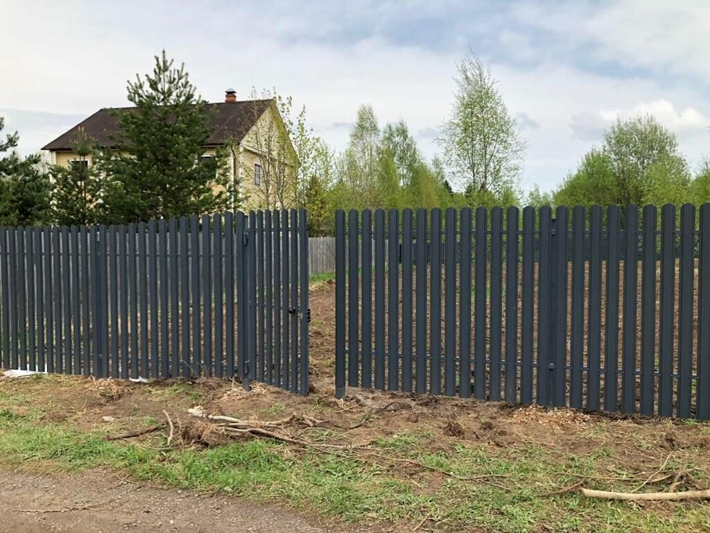 заборы для частного дома из евроштакетника, заборы из металлического штакетника, забор из евроштакетника под дерево, горизонтальный забор из евроштакетника, заборы штакетник металлический