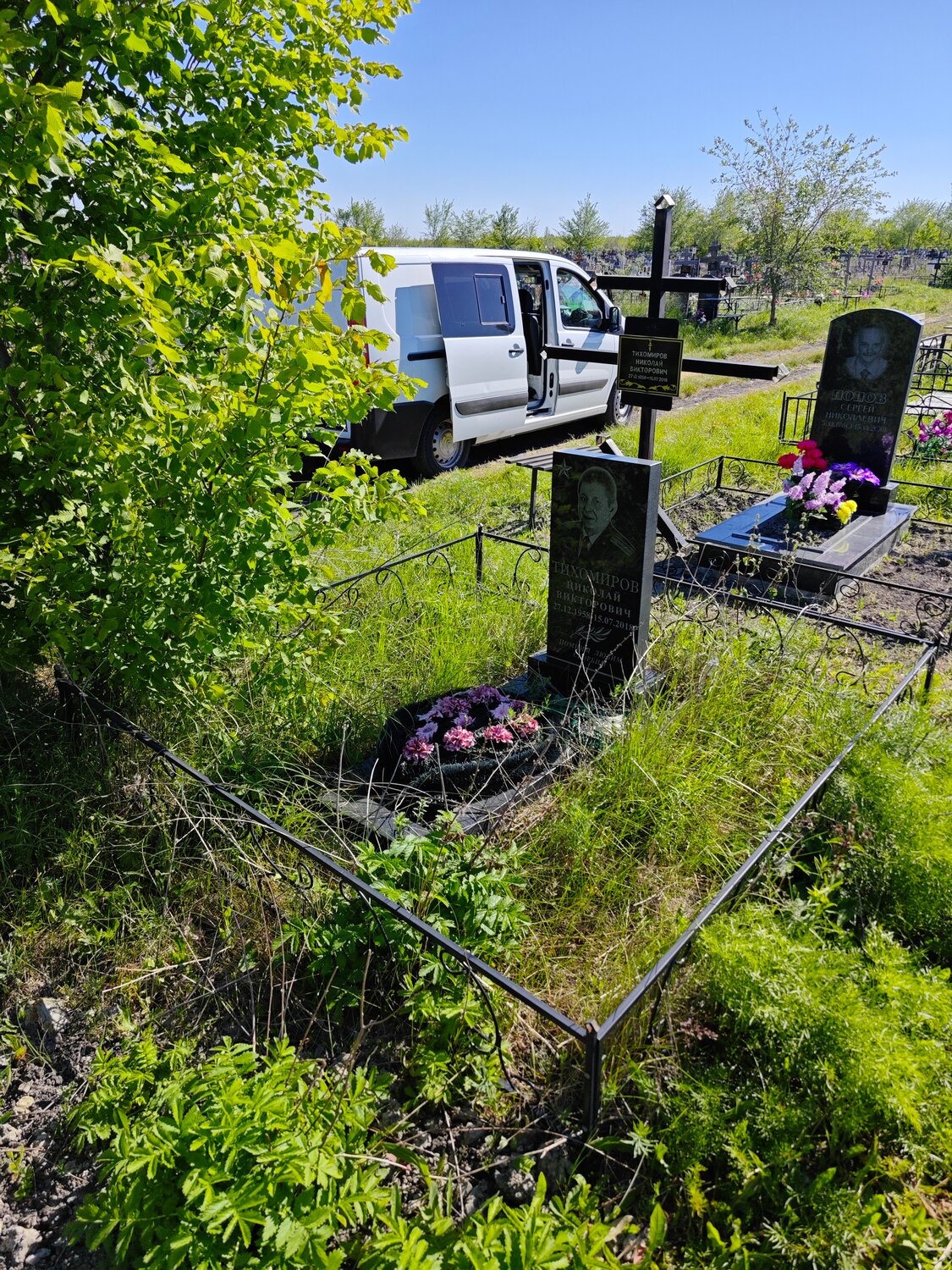 на кладбище, деревенское кладбище, могила на кладбище, поселковое кладбище, д. грибаново.калужская область могила капитан николаев