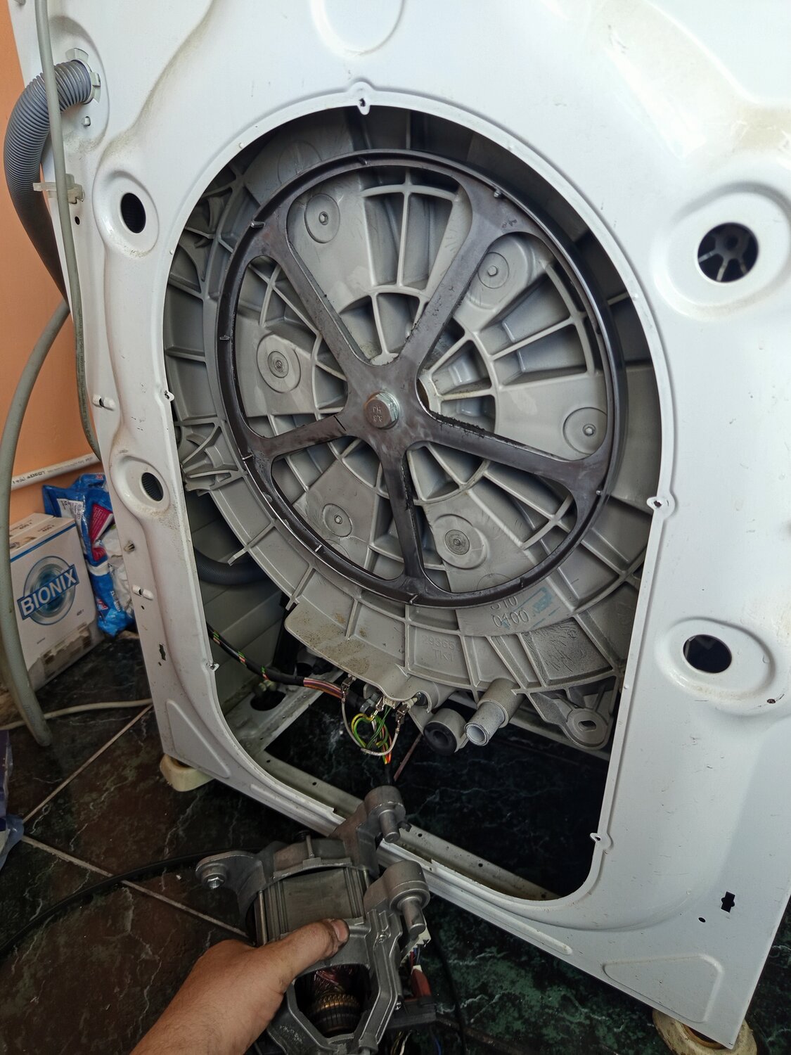 стиральная машина электролюкс с вертикальной загрузкой, шкив стиральной машины, ремонт стиральная машина, барабан стиральной машинки, защелка барабана стиральной машины