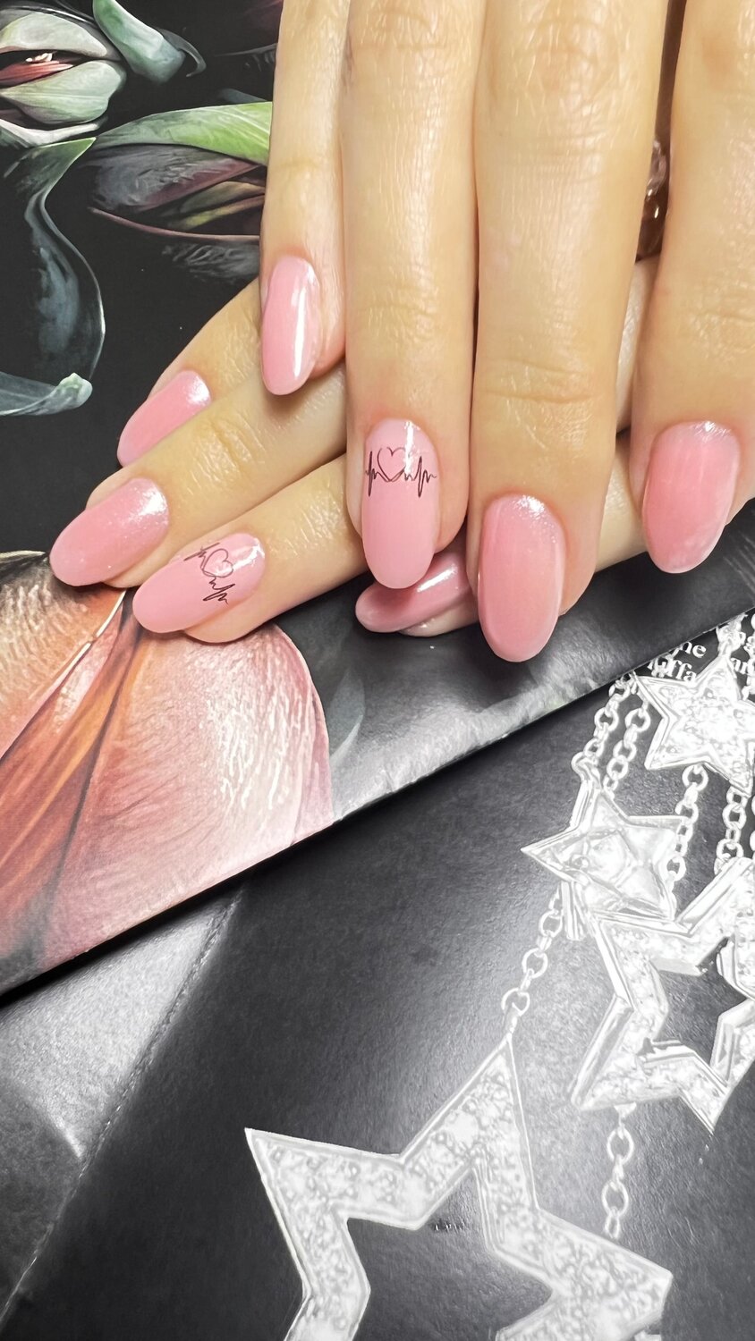 дизайн ногтей нюд, миндаль нюдовый маникюр, ногти, дизайн ногтей нежно, нюдовый маникюр с надписями