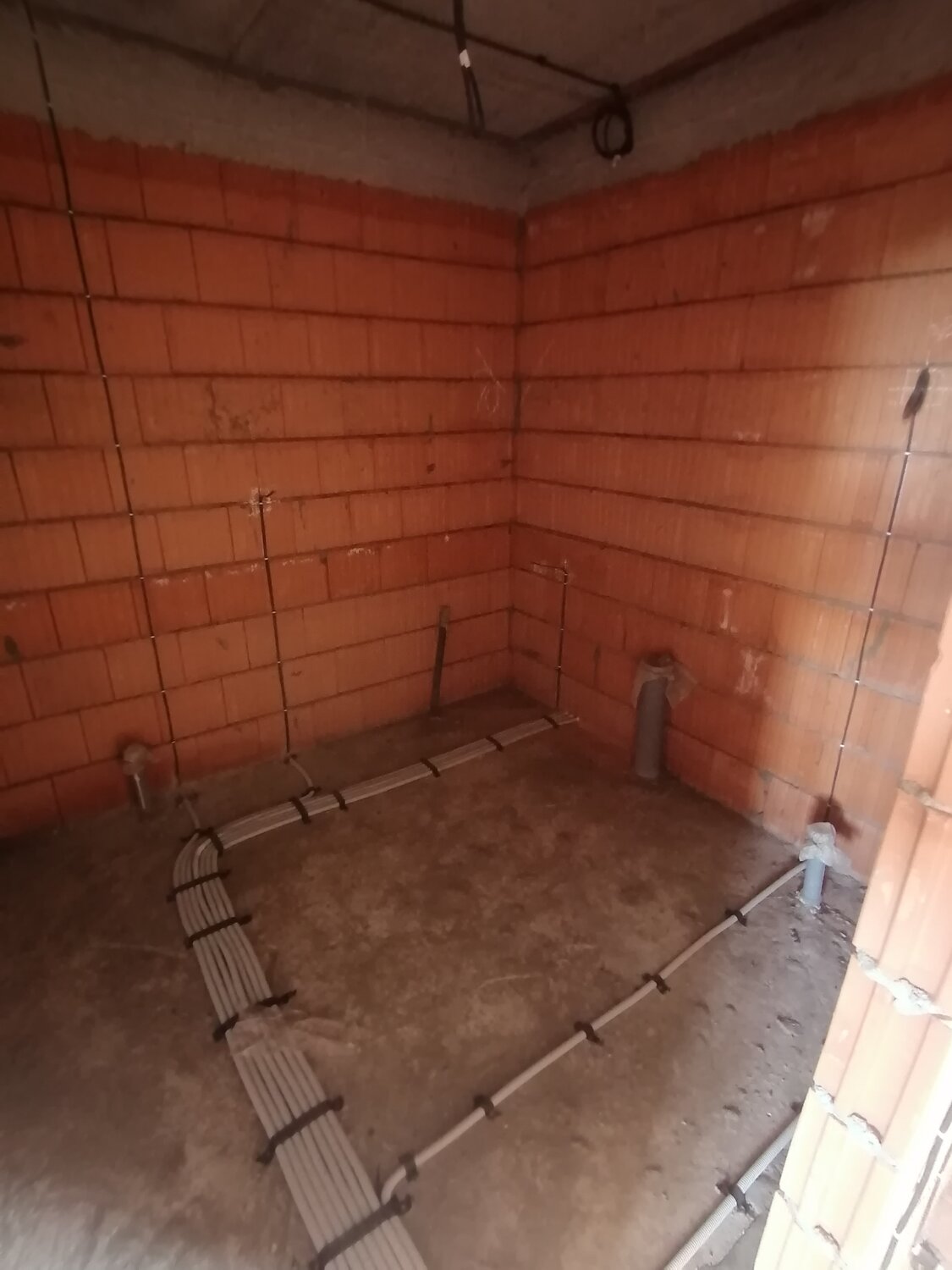 монтаж электропроводки по полу