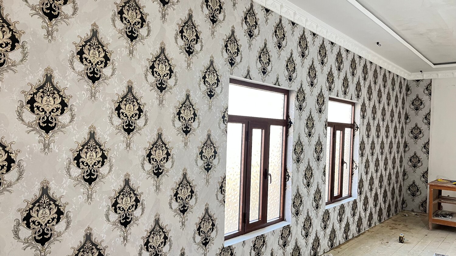 абойлар, абойлар уй, абойлар 2021, мехмонхона самарканд арзон нархда, стена с обоями без мебели