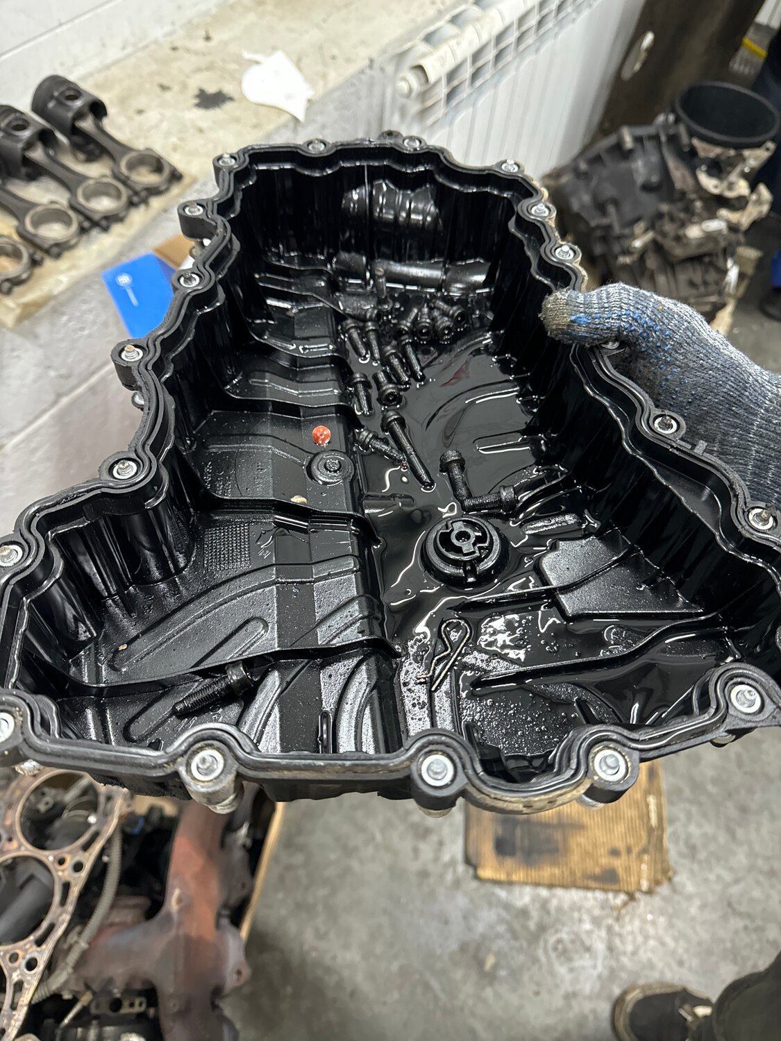 масляный поддон 1.8 tsi skoda, поддон двигателя 1.8 tsi, шкода октавия поддон двигателя 1.8, двигатель поддона, поддон на бмв х6 н63 двигатель