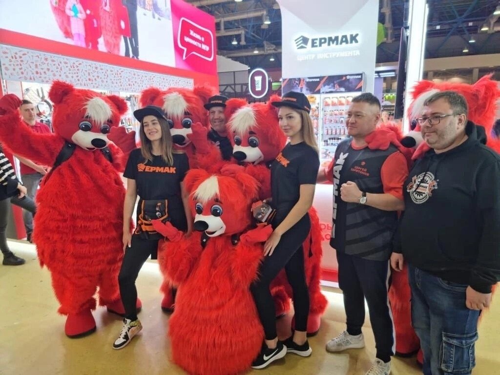 выставка россия, выставка, мужчина, промоутеры в костюм красного медведя, человек