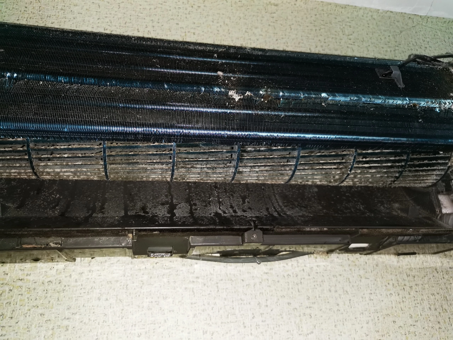 грязный внутренний блок кондиционера, кондиционер, внутренний блок кондиционера, кондиционеры сплит системы, кондиционер сплит