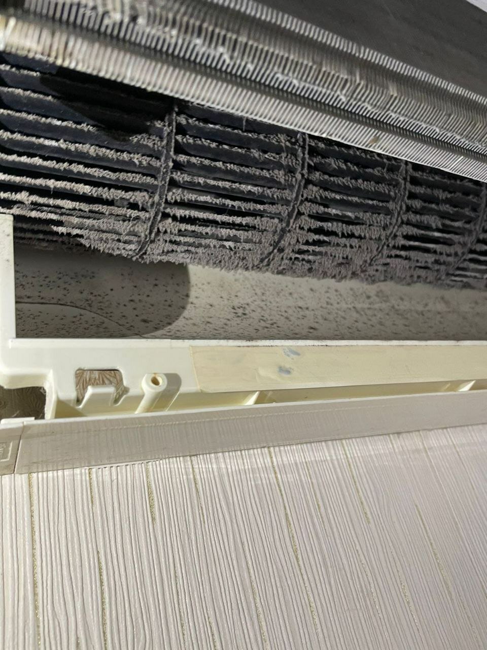 чистка кондиционера, грязный внутренний блок кондиционера, кондиционеры сплит системы, монтаж кондиционера, кондиционер внутренний блок