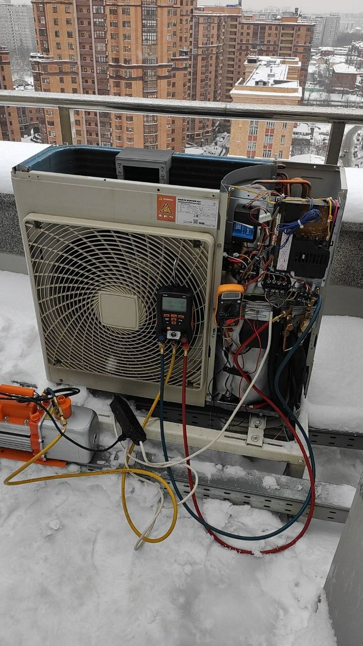 кондиционер наружный блок, промышленный кондиционер, сломанный кондиционер, установленный кондиционер, испаритель кондиционера сплит системы