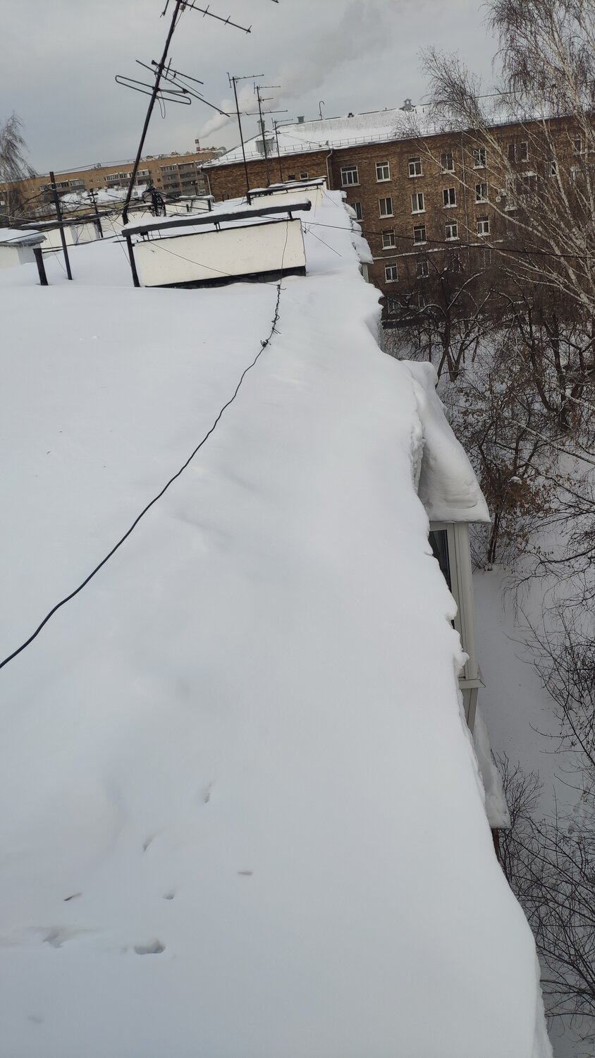 снег с крыши, снег и наледь на крыше, уборка снега с крыш, взгляд с крыши вниз снегу, снег на крыше дома