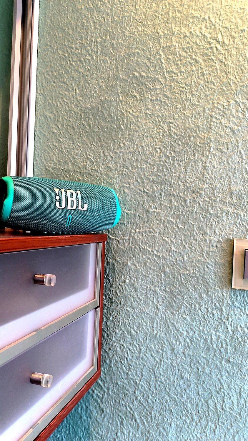 jbl charge, колонка jbl, колонка jbl flip 5, jbl charge 5, портативная акустика jbl