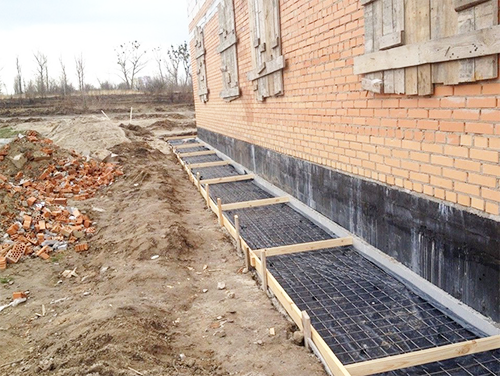 теплая отмостка, бетонирование отмостки, отмостка фундамента, отмостка вокруг дома, отмостка подбетонка