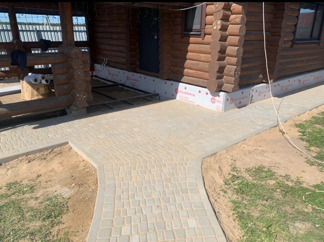 брусчатка вокруг дома, отмостка из брусчатки, отмостка из тротуарной плитки вокруг дома, тротуарная плитка вокруг дома, тротуарная плитка дорожки отмостка