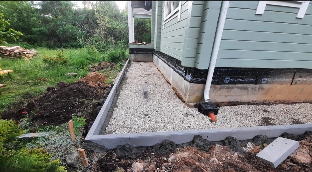 отмостка, отмостка дома, отмостка вокруг дома, отмостка фундамента, обустройство отмостки