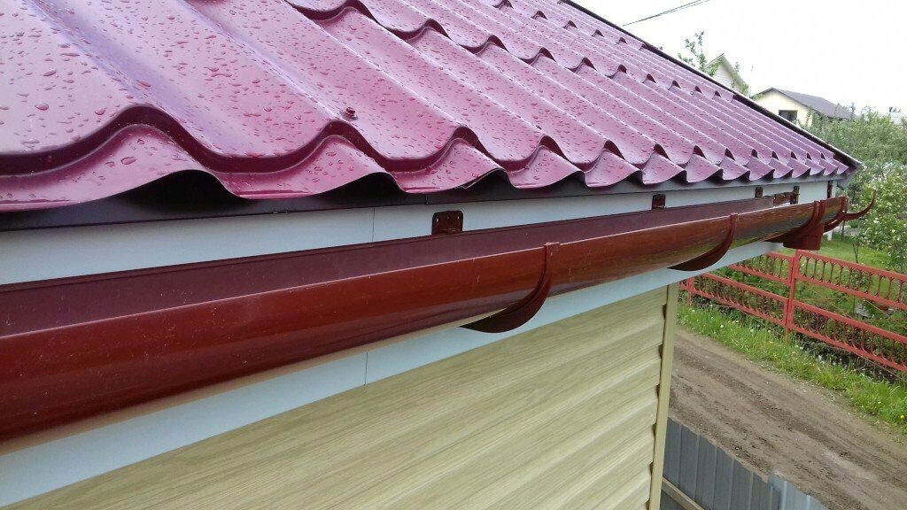 планка grand line карнизная 100x60, капельник металлочерепица, гранд лайн металлочерепица водосточная система, карнизная планка водосток, лента вентиляционная карнизная grand line