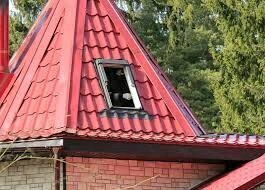 ендова металлочерепица, окно в крыше, браас черепица вишня, черепица крыша, мансардные окна
