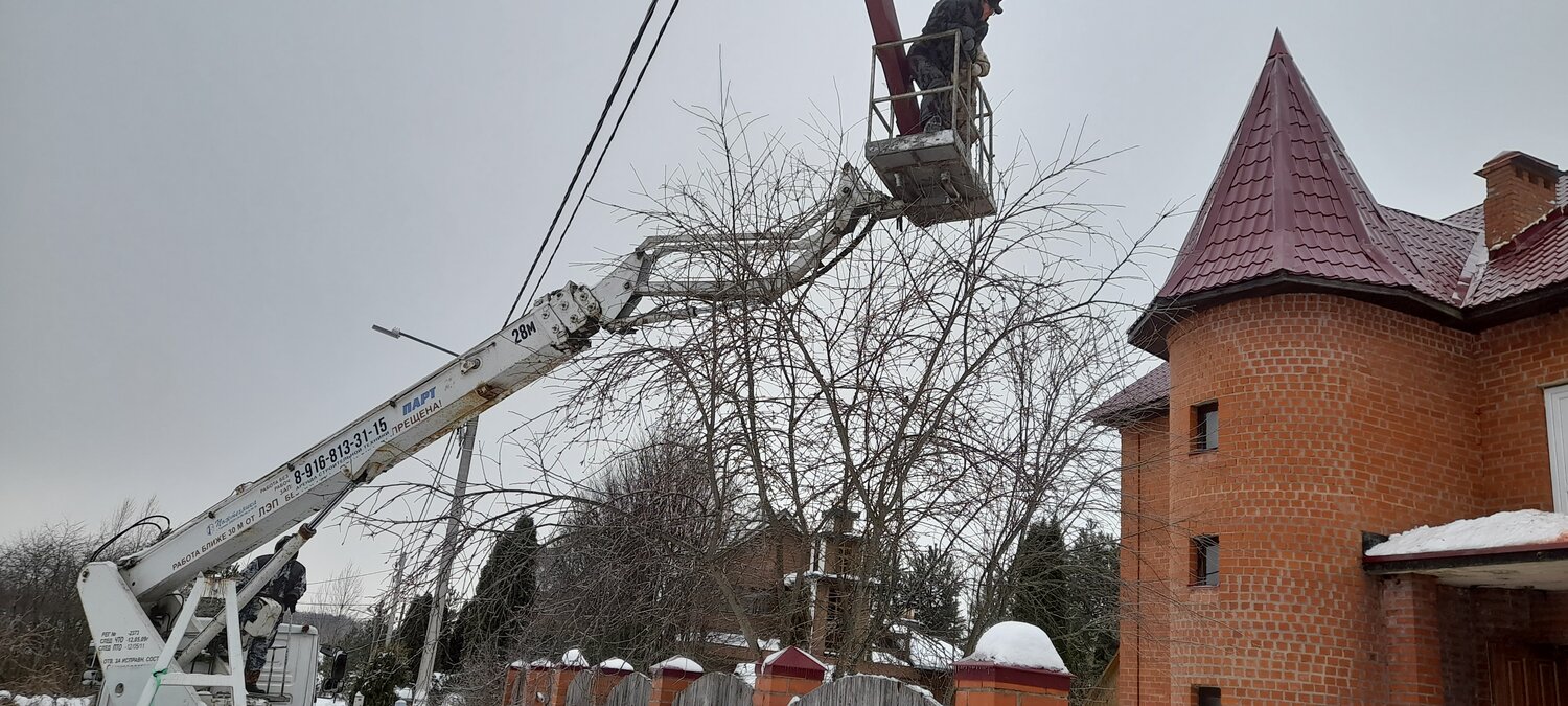 электроснабжение, аварийные деревья, вышка для спила деревьев, сухое дерево, дерево