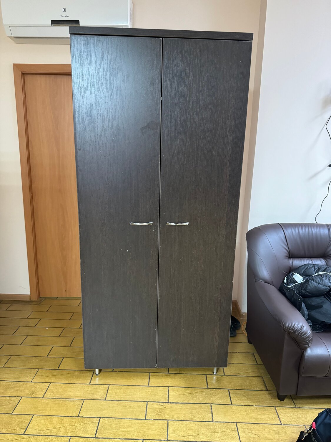 шкаф, шкаф высокий, шкаф для одежды, офисный шкаф, шкаф двухдверный