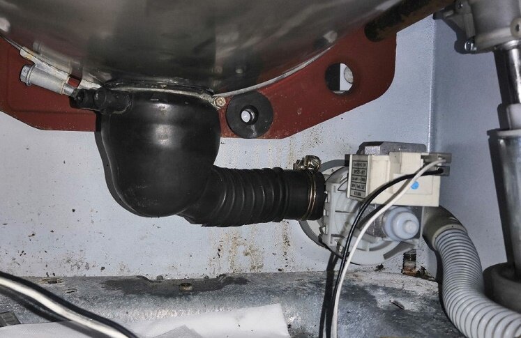 сливной насос для стиральной машины атлант, патрубок для стиральной машины lg заливной, течёт стиральная машина снизу, слив воды из стиральной машины, сливной патрубок стиральной машинки самсунг