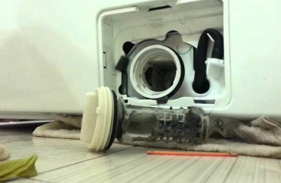 фильтр стиральной машины, сливной фильтр стиральной машины, стиральная машина не сливает воду, слив в стиральной машине, прочистка фильтра стиральной машины индезит innex