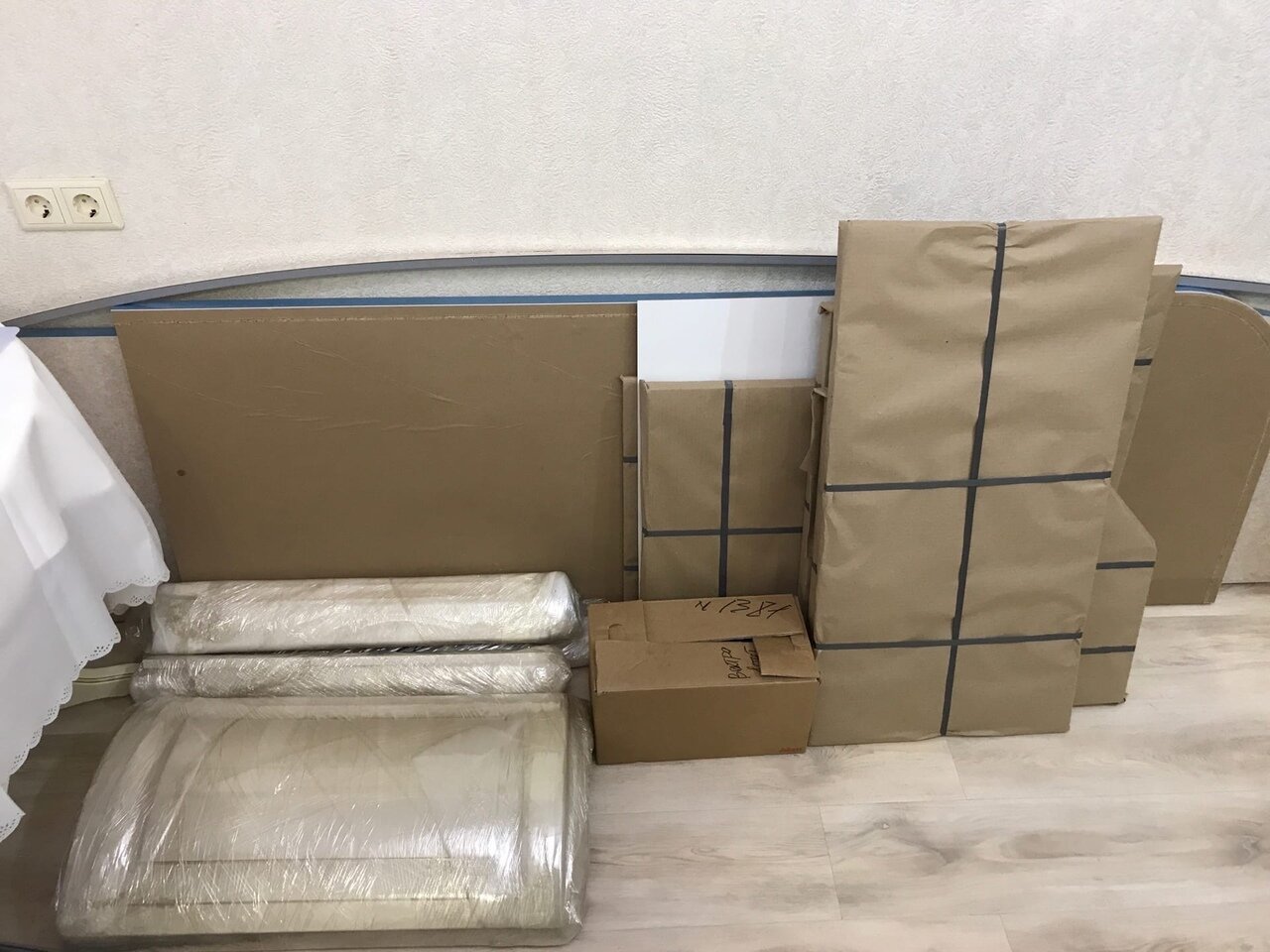 картонная упаковка, картонная коробка, упаковка, упаковка мебели для перевозки, этикетка