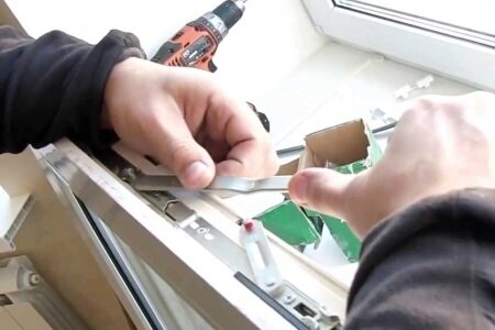 регулировка пластиковых окон, чистка фурнитуры окна, регулировка фурнитуры окон, ремонт пластиковых окон, замена фурнитуры окна