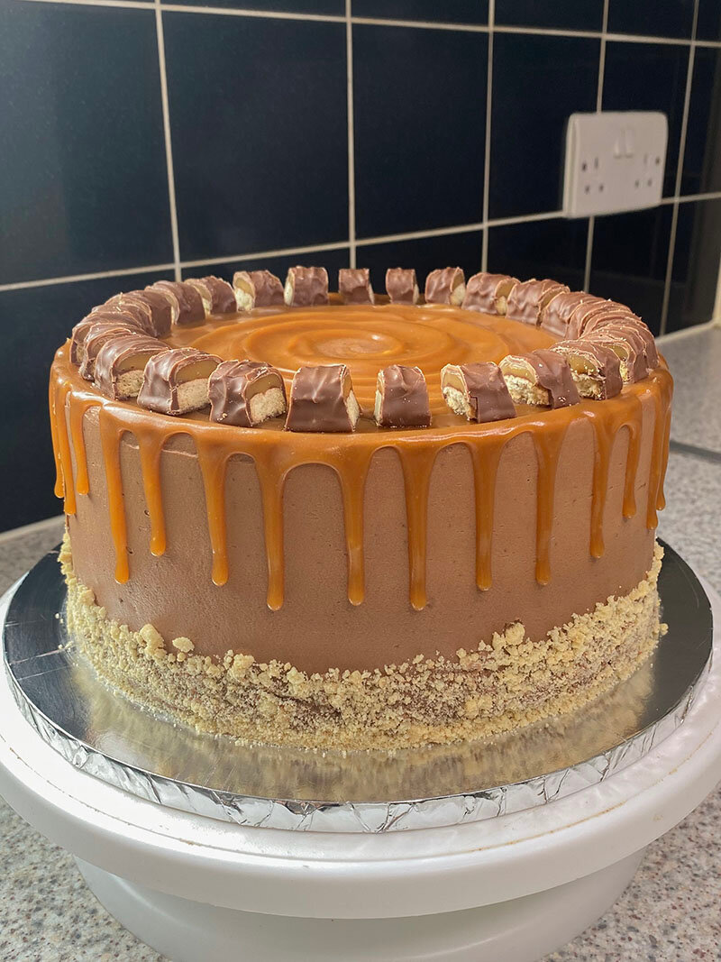торт с карамелью, торт покрытый карамелью, украшение торта карамелью, карамельный торт, торт с соленой карамелью