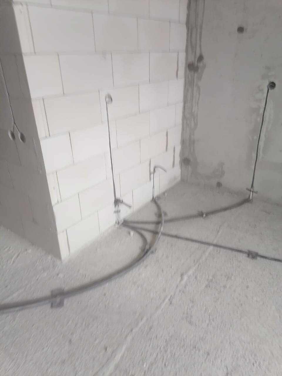 разводка электрику по полу, разводка электрики по полу, монтаж электропроводки, электрика по полу, прокладка электропроводки