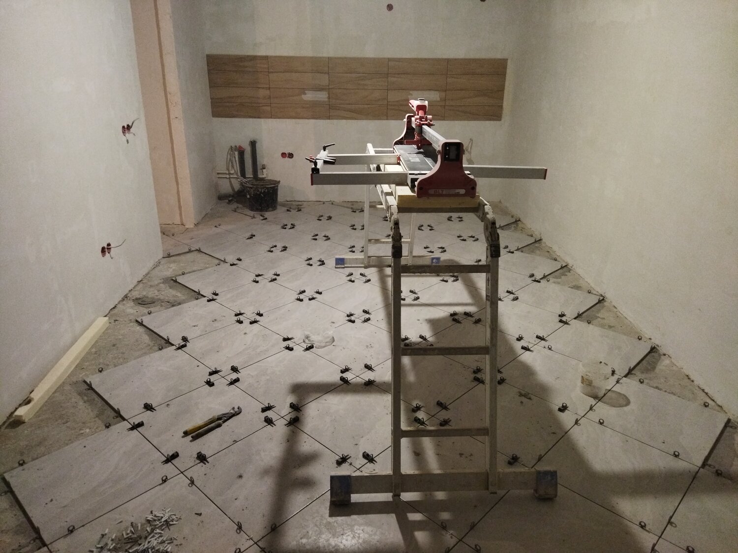 резка 45 градусов керамогранита, резка керамогранита, укладка плитки, резка плитки, плиткорез для крупноформатной плитки