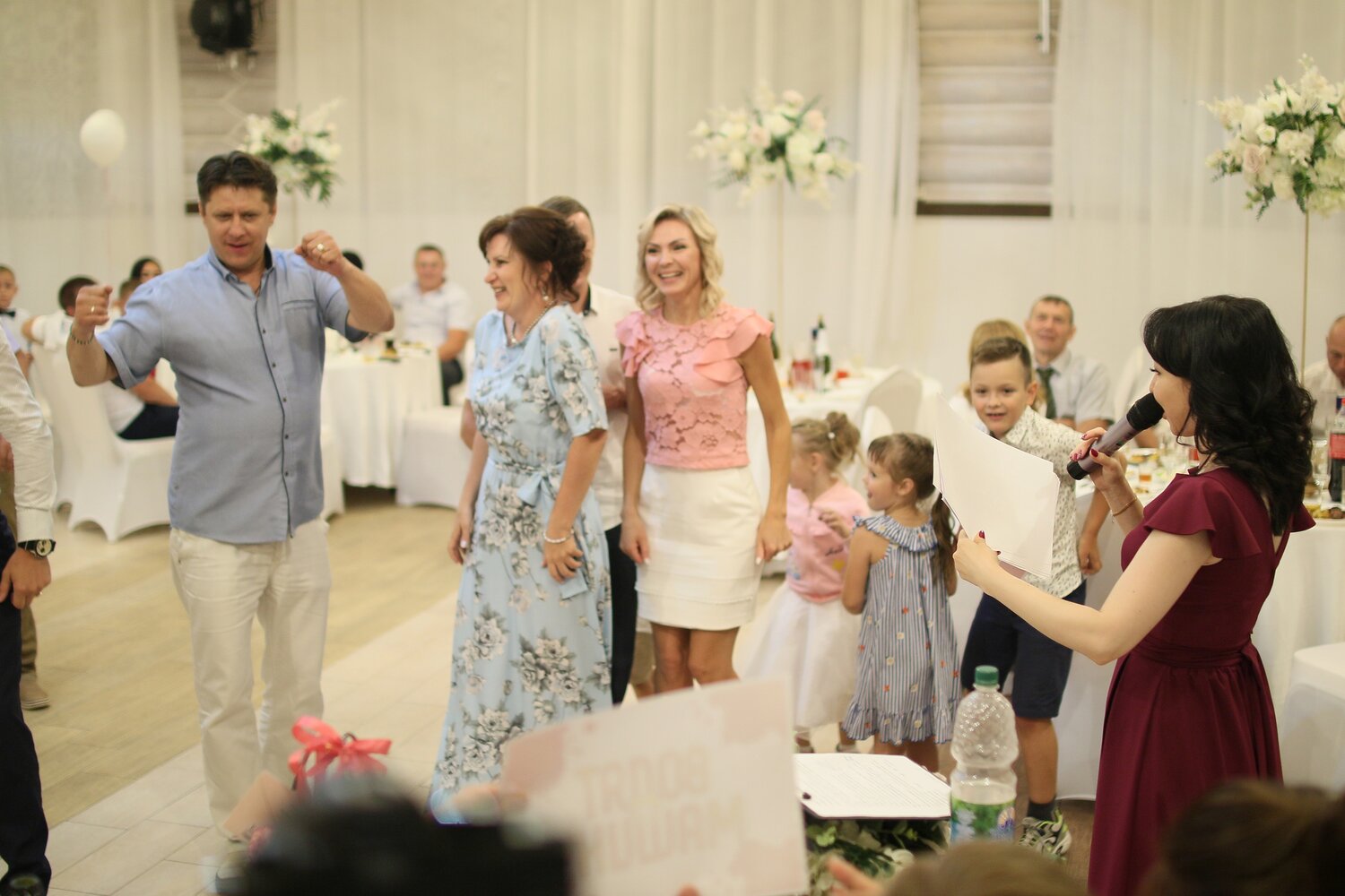 на свадьбе, свадьба банкет, девушка, ведущий свадьбы, танцующий на свадьбе