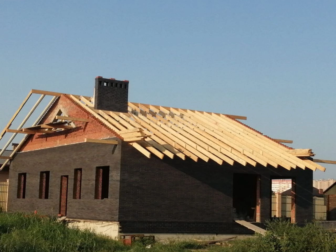 крыши, кровли, фронтон крыши, монтаж кровли, покрытие крыши