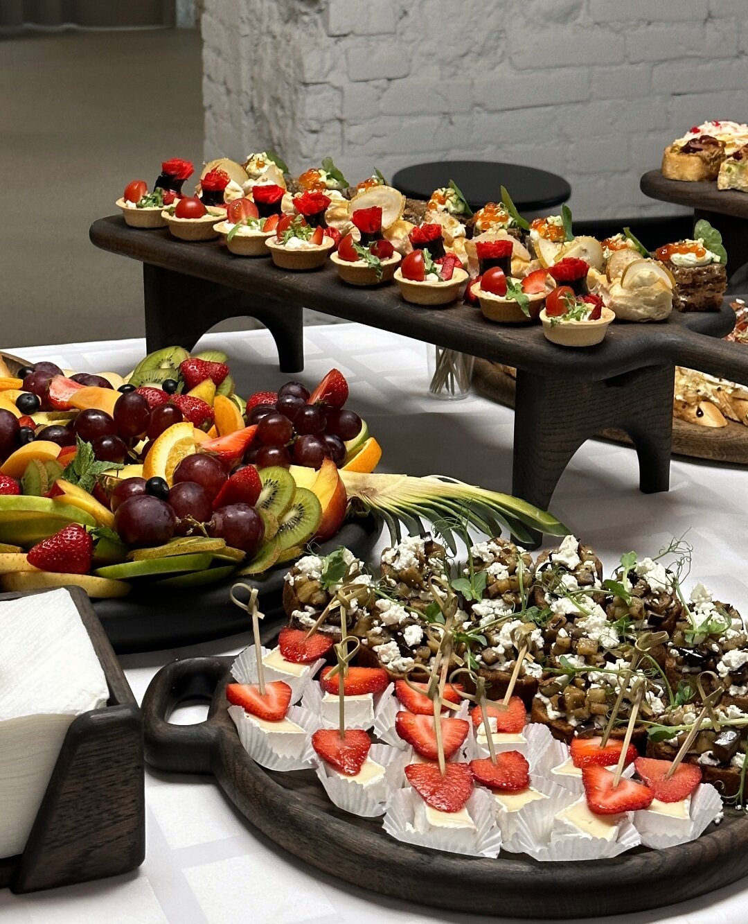 фуршет, фуршетная закуска, закуски на банкет фуршет, сервировка фуршетного стола, мини фуршет