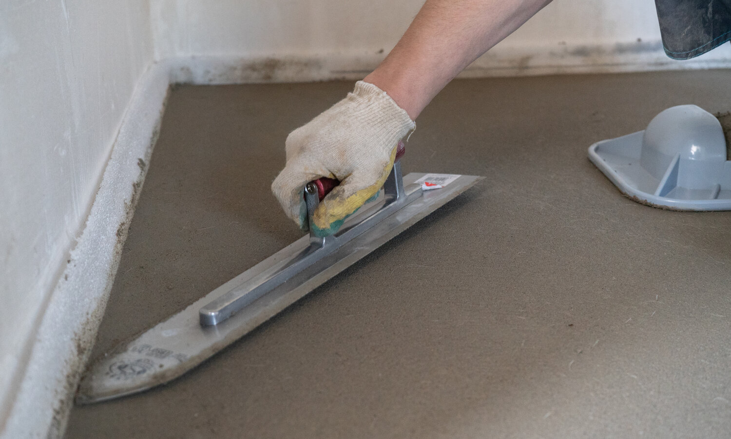 Процесс заливки самовыравнивающейся смеси