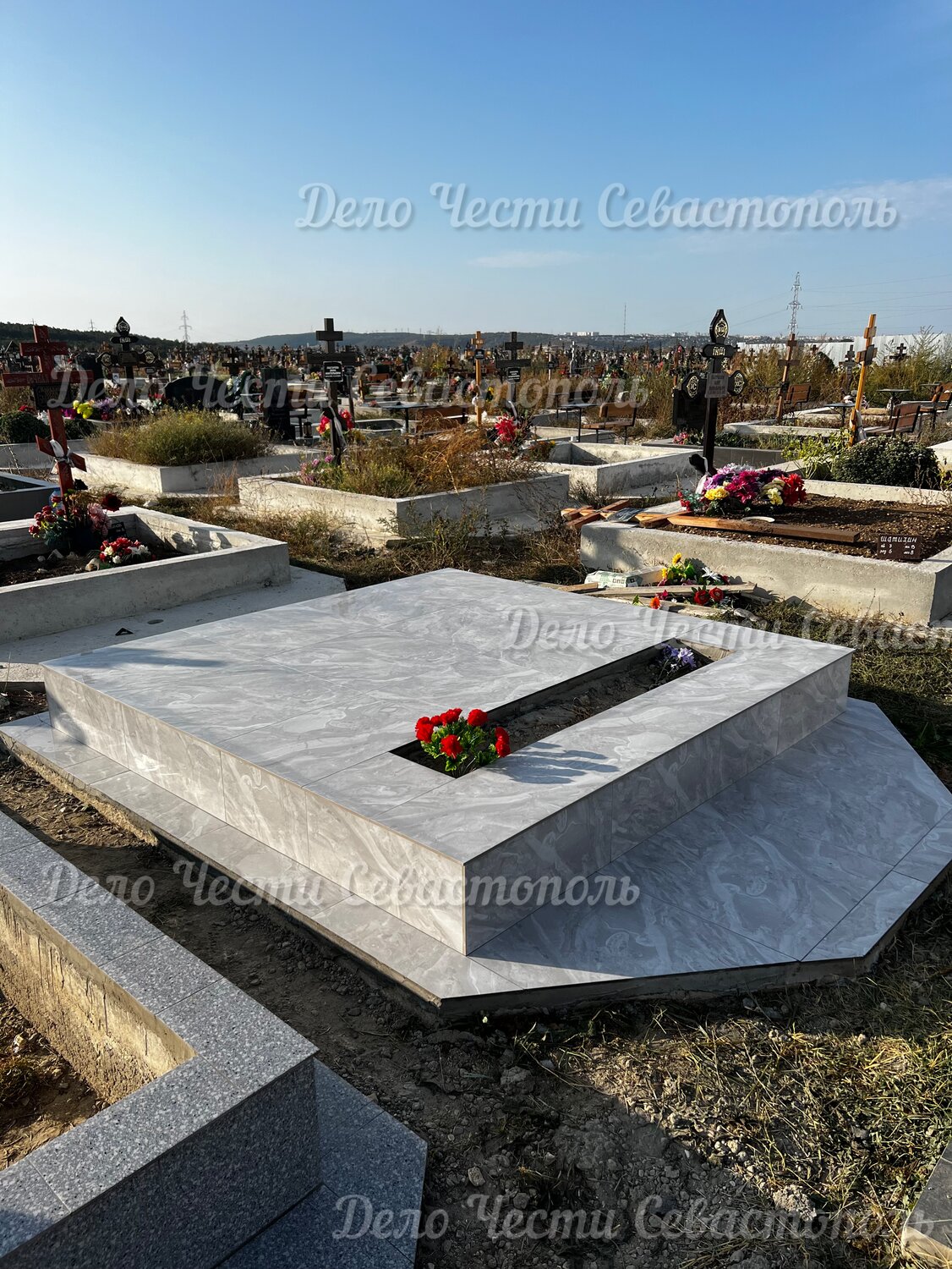 гранитные плиты на кладбище, гранитная плитка на кладбище, облицовка могилы, могила на кладбище, плитка на могилу