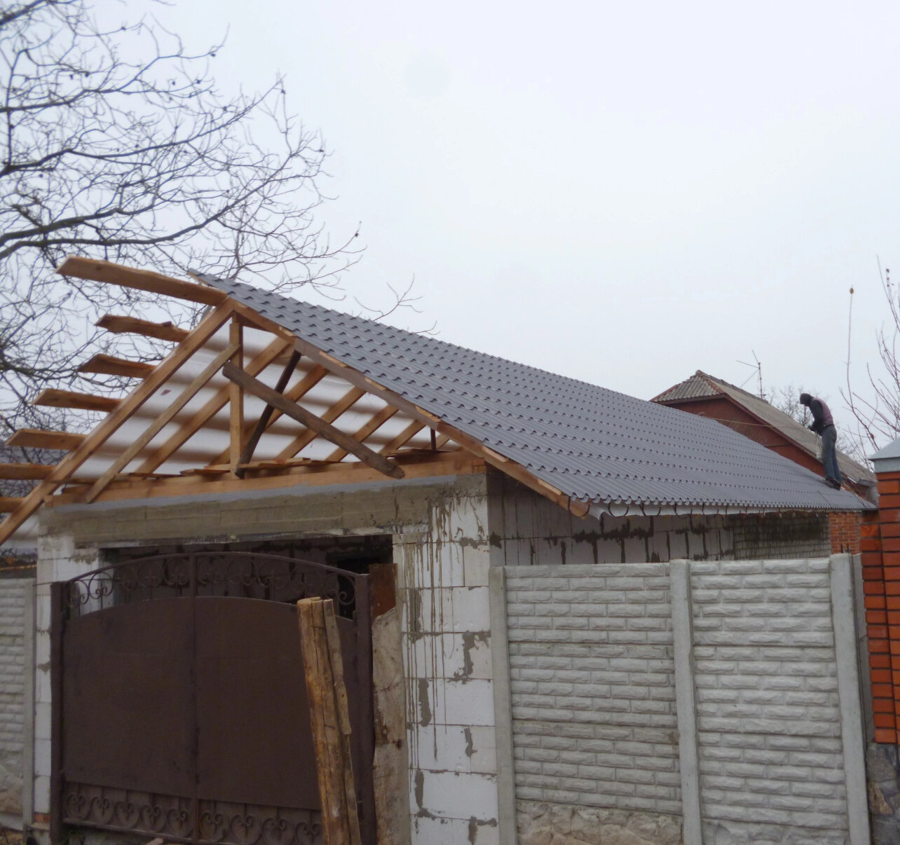 гараж из газобетона, гараж из газобетона с навесом, крыша для гаража, навес к гаражу, постройка крыши гаража