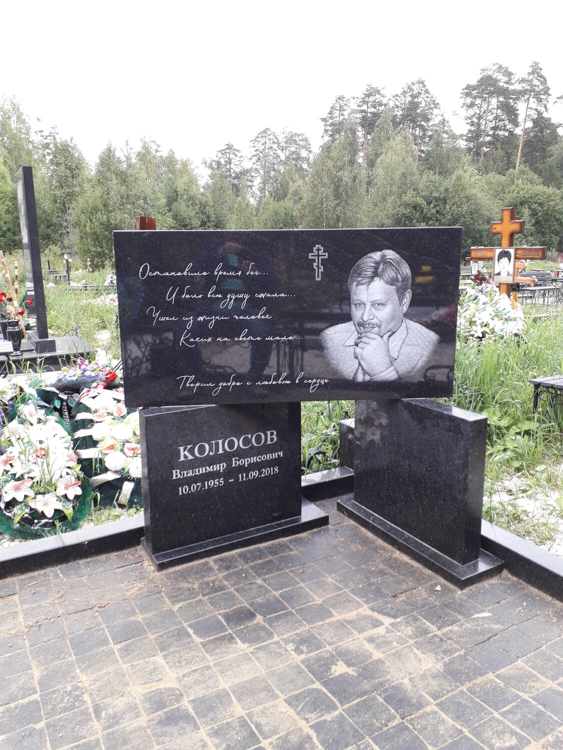 могила дмитрия жулина, надгробные памятники, памятники на кладбище, могила геннадия королькова, памятник